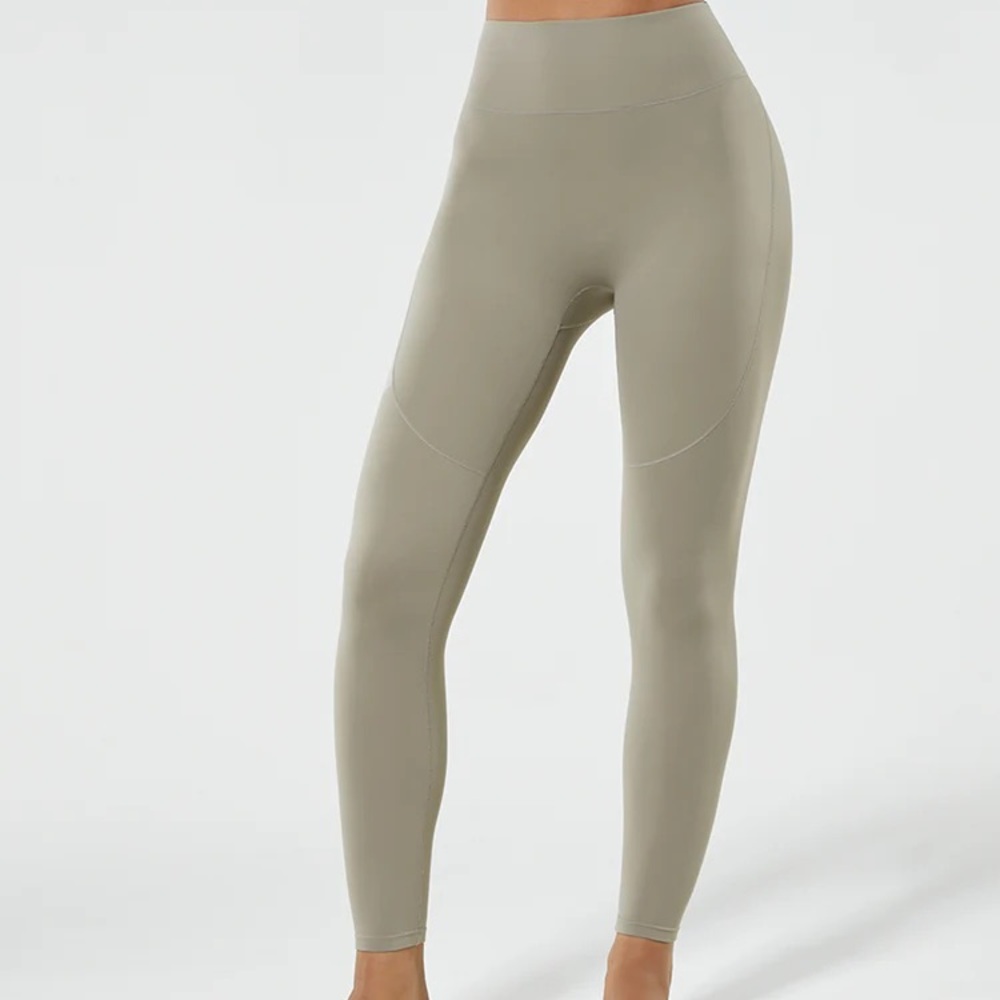 Fanka Beyond Nude Everday Leggings. NWT. Size L. Sage Green.